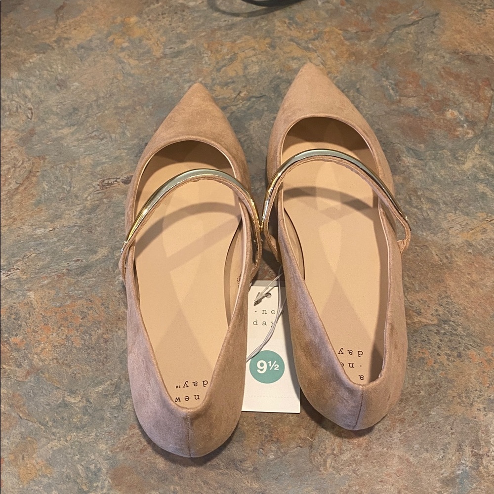 A New Day Women’s Tan Flats with Gold Accent Size 9.5 NWT - Picture 3 of 6